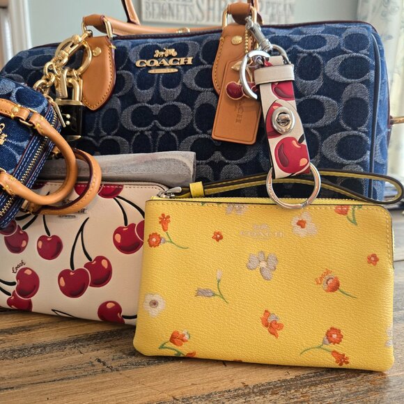 Coach NWT Tags Yellow Floral Wristlet - Picture 4 of 8